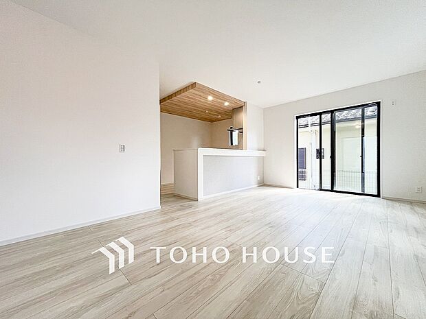 忙しい朝でも、しっかり家族が揃って食事をして頂けるゆとりある大きさのダイニングスペース。