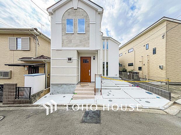 住む人や訪れる人やさしくエスコートする玄関アプローチ。