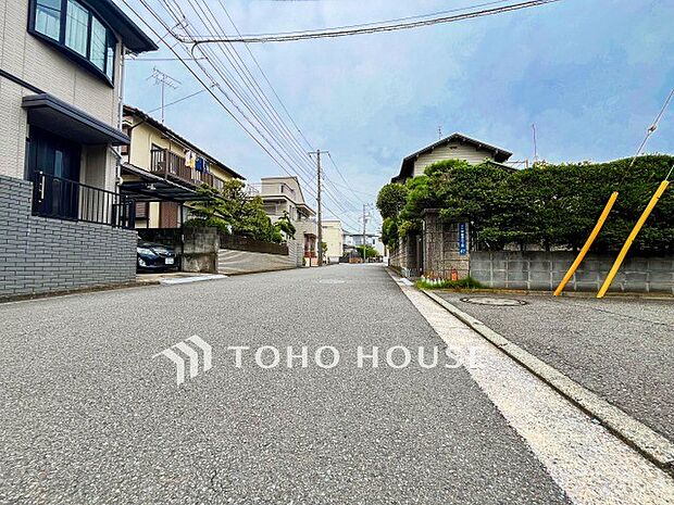 前面道路含む現地写真『快適』は「家」と「街」と「環境」が調和した時に訪れるだと改めて感じさせてくれます。