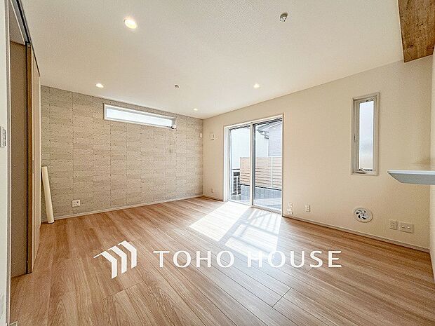 爽やかな色合いのフローリングと清潔感の溢れるクロスが明るい空間を創り出しているリビングダイニング。