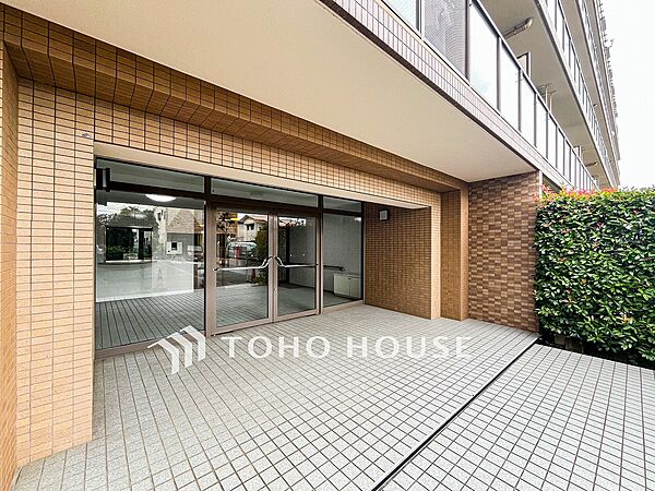 住む人や訪れる人やさしくエスコートする玄関アプローチ。