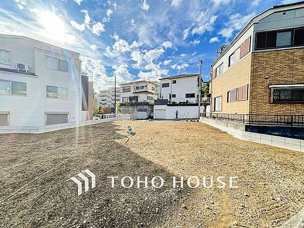 閑静な住宅街の陽当りに恵まれた土地。たくさんの想いが美しいカタチに彩られます。