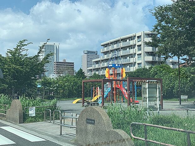 走り回れる大きな広場とお子様が楽しめる複合遊具のある公園。親水広場や健康遊具などもあり、幅広い年代の方が楽しめる公園です。