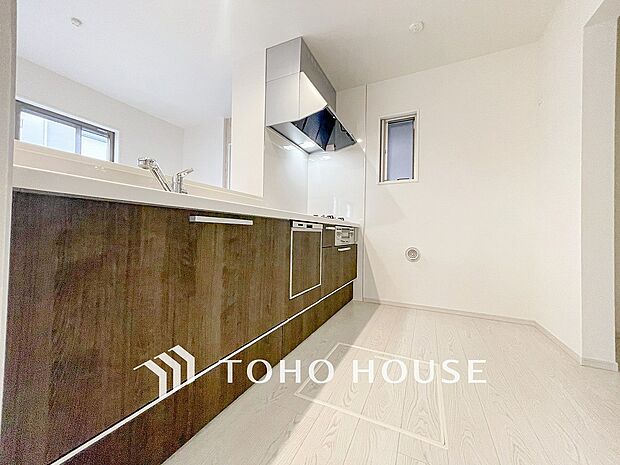 お手入れのしやすいすっきりしたシステムキッチンを採用しました。