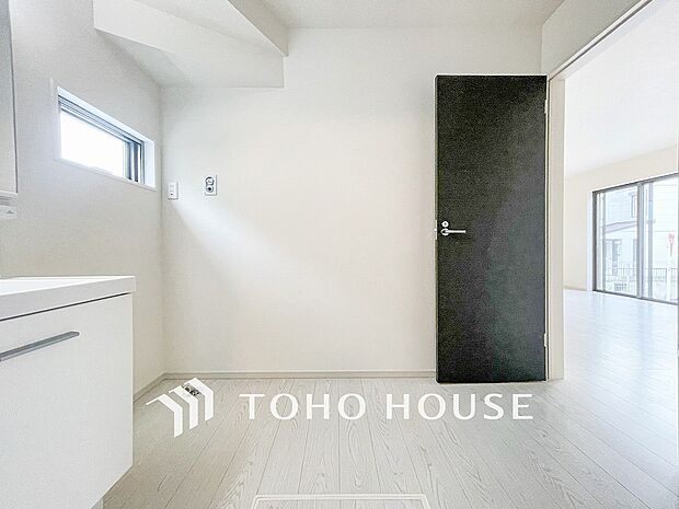 洗面台・洗面所パウダールームはナチュラルな雰囲気で清潔な印象。