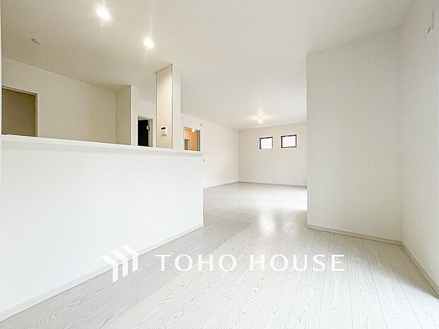 家族と過ごすひと時を溢れる光が優しく包み込むリビングダイニング。