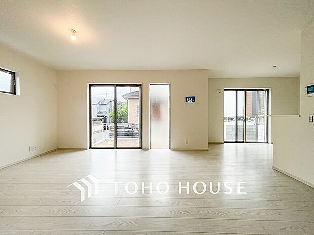 忙しい朝でも、しっかり家族が揃って食事をして頂けるゆとりある大きさのダイニングスペース。