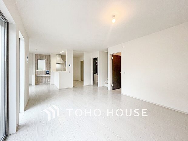 光と風があふれる開放的なリビングダイニングには自然と家族みんなが集まってきます。