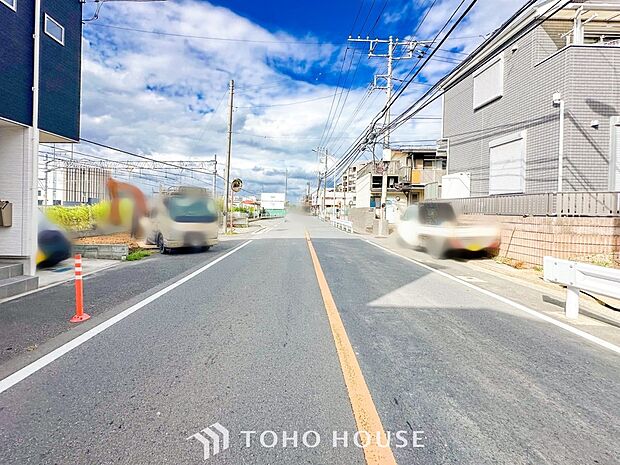 前面道路含む現地写真『快適』は「家」と「街」と「環境」が調和した時に訪れるだと改めて感じさせてくれます。