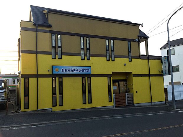 月曜から土曜日まで園内で調理した給食。線路沿いの建物でお子様は毎日電車を見て過ごせます。