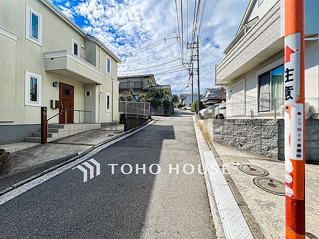 前面道路含む現地写真『快適』は「家」と「街」と「環境」が調和した時に訪れるだと改めて感じさせてくれます。