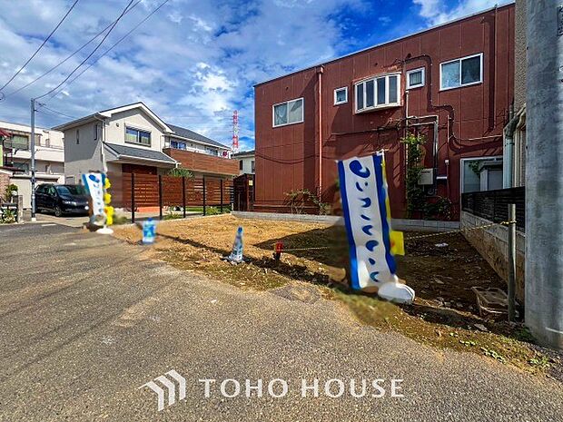 落ち着きのある閑静な住宅街に佇む邸宅。きっとここからご家族のかけがえのない想い出が作られることでしょう。