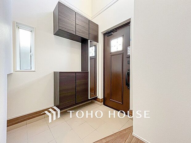 居住者の帰り、訪れる方を優しく迎えてくれる開放感のある玄関。