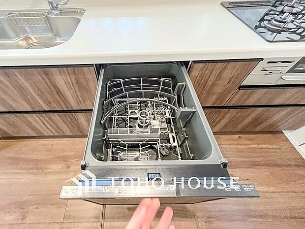 手洗いに比べ節水効果が高く、食器の洗浄から乾燥まで、食後の水仕事を軽減します。