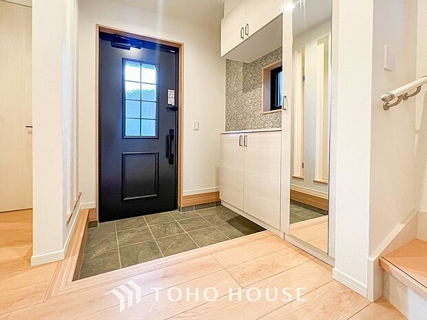 帰り着くたびに洗練されたテイストの空間に迎えられ誇りと喜びを感じる玄関まわりです。