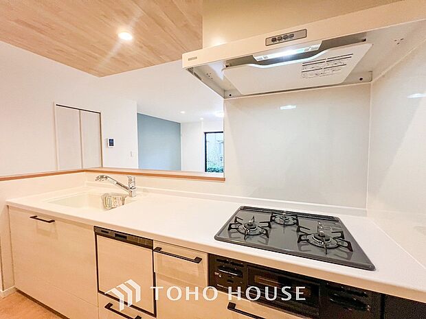お手入れのしやすいすっきりしたシステムキッチンを採用しました。