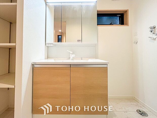 洗面台・洗面所パウダールームはナチュラルな雰囲気で清潔な印象。