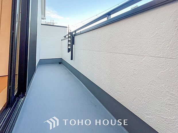 暮らしの中で光と風を演出してくれるバルコニー。