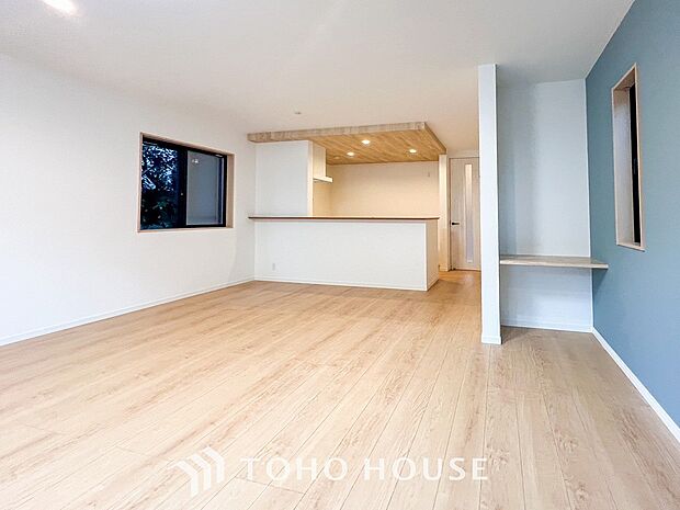 家族と過ごすひと時を溢れる光が優しく包み込むリビングダイニング。