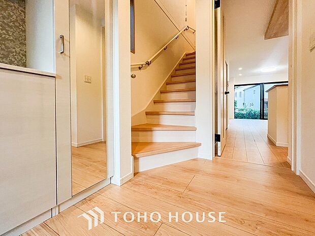 パブリックゾーンとプライベートゾーン繋ぐ階段。豊かな陽光が注ぎ込み、爽やかな住空間を演出。