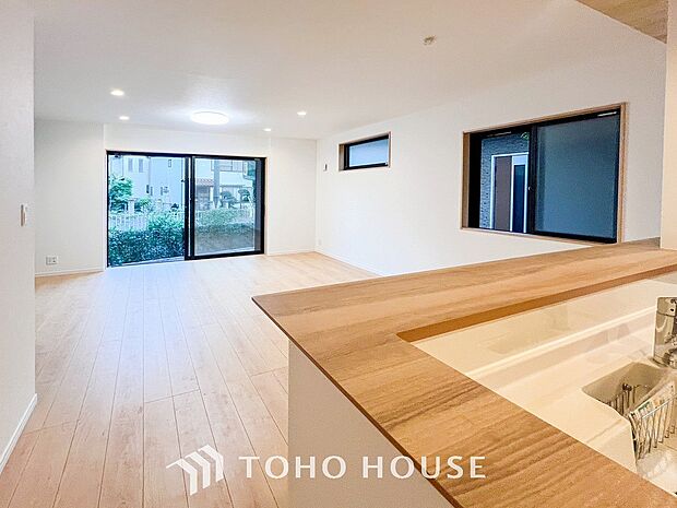 忙しい朝でも、しっかり家族が揃って食事をして頂けるゆとりある大きさのダイニングスペース。