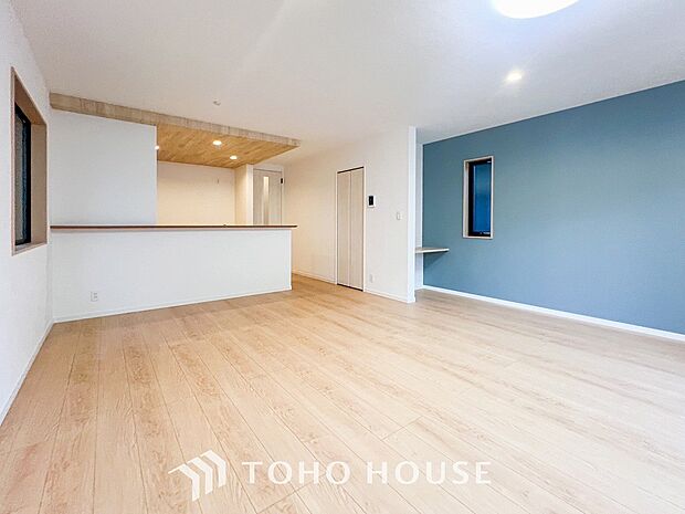 光と風があふれる開放的なリビングダイニングには自然と家族みんなが集まってきます。