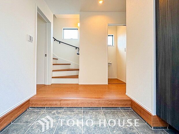 上質感漂う玄関と廊下。居住者の帰り、訪れる方を優しく迎えてくれます。