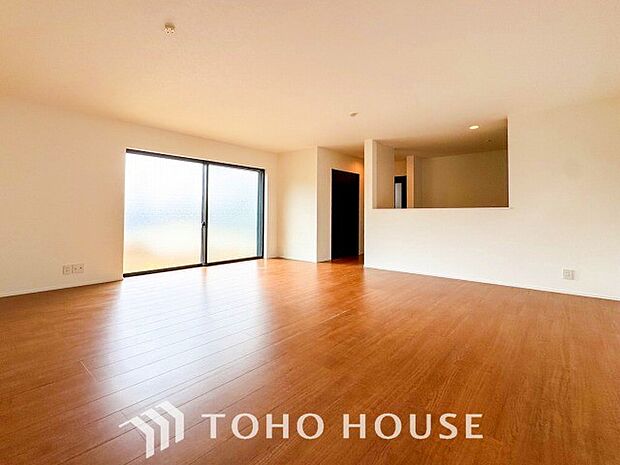 やわらかな陽射しがふりそそぎ、室内に開放感と爽快感をもたらします。