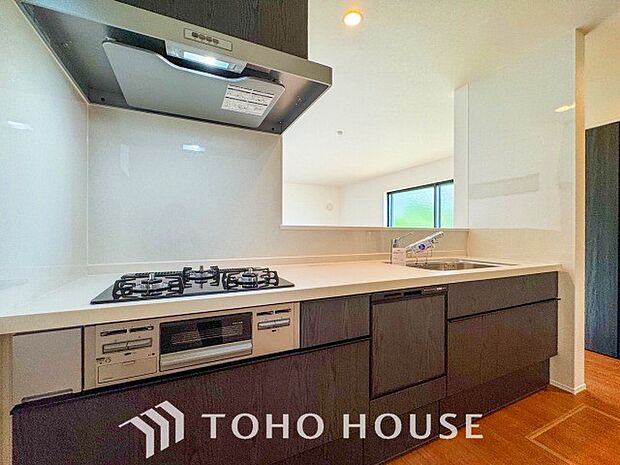 お手入れのしやすいすっきりしたシステムキッチンを採用しました。