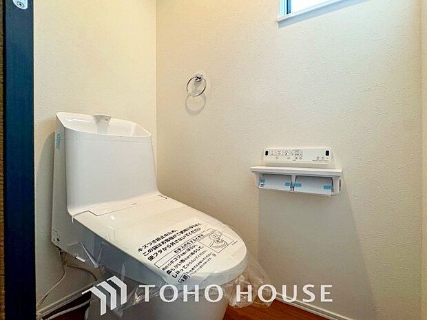 換気と明るさに配慮した清潔感溢れるトイレ。落ち着いた空間で安らぎのひとときをお過ごしいただけます。