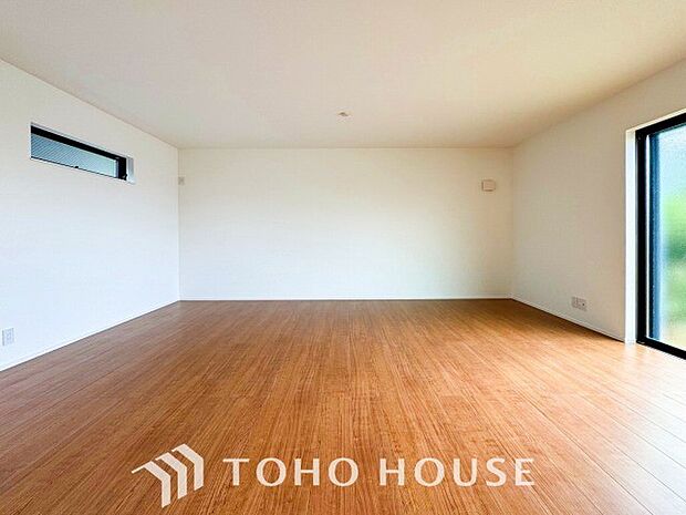 明るく開放的な空間が広がるLDK。室内には豊かな陽光が注ぎ込み、爽やかな住空間を演出。