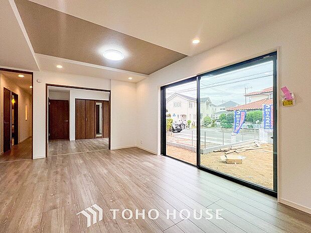 爽やかな色合いのフローリングと清潔感の溢れるクロスが明るい空間を創り出しているリビングダイニング。