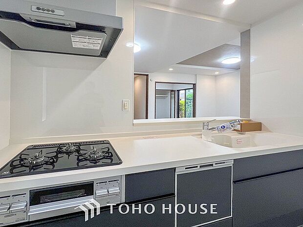 お手入れのしやすいすっきりしたシステムキッチンを採用しました。