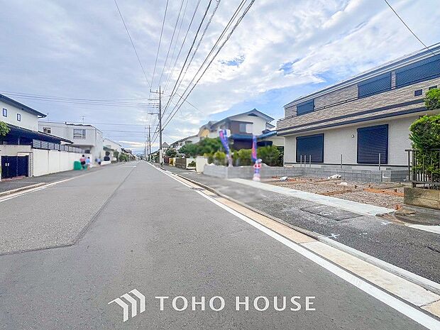 前面道路含む現地写真『快適』は「家」と「街」と「環境」が調和した時に訪れるだと改めて感じさせてくれます。