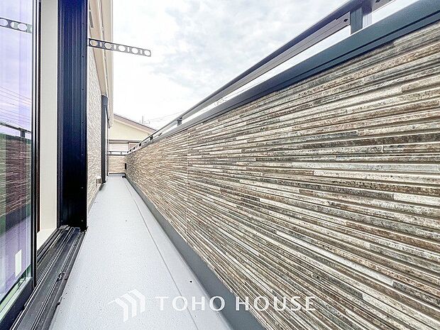 暮らしの中で光と風を演出してくれるバルコニー。