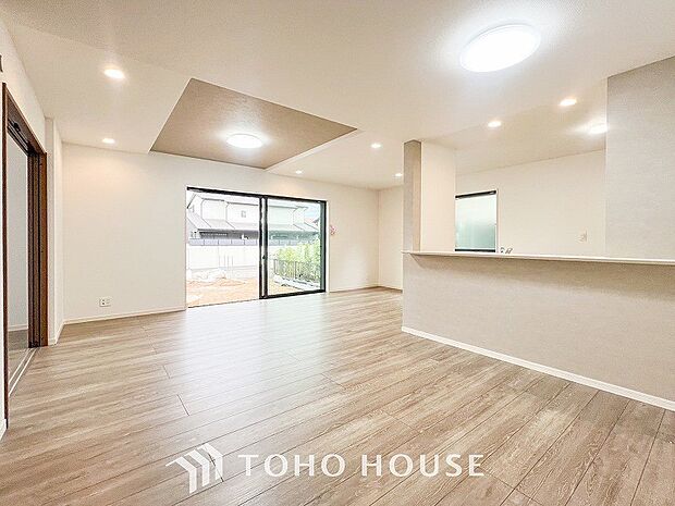 明るく開放的な空間が広がるLDK。室内には豊かな陽光が注ぎ込み、爽やかな住空間を演出。