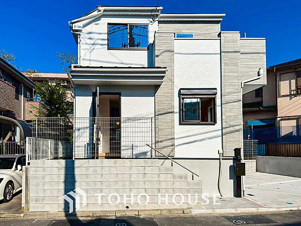 住む人や訪れる人やさしくエスコートする玄関アプローチ。