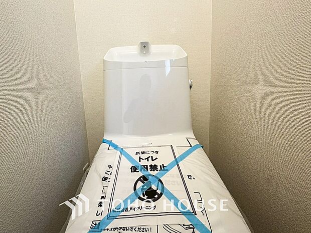 トイレはシンプルにホワイトで統一した温水洗浄付です。