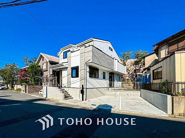 前面道路含む現地写真『快適』は「家」と「街」と「環境」が調和した時に訪れるだと改めて感じさせてくれます。