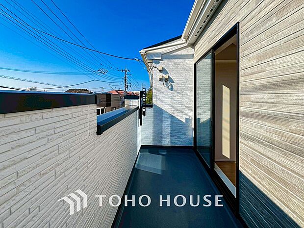 暮らしの中で光と風を演出してくれるバルコニー。