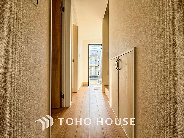 やわらかな陽射しがふりそそぎ、ゆったりした時間が流れる室内。