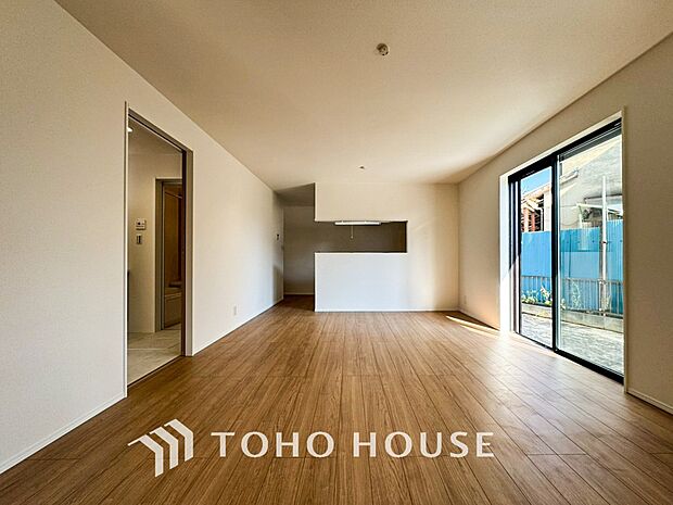 明るく開放的な空間が広がるLDK。室内には豊かな陽光が注ぎ込み、爽やかな住空間を演出。