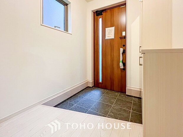 住まいの顔となる玄関は、落ち着きと華やぎの満ちた空間に。