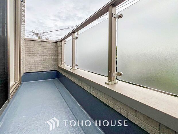 太陽の恵みをたっぷりと受けて、洗濯物も気持ちよく干せそうです。