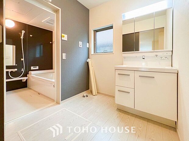 落ち着いた空間を演出するカラーと、ゆったりお使い頂ける広さが魅力のパウダールーム。