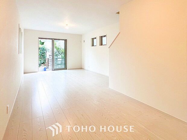 爽やかな色合いのフローリングと清潔感の溢れるクロスが明るい空間を創り出しているリビングダイニング。