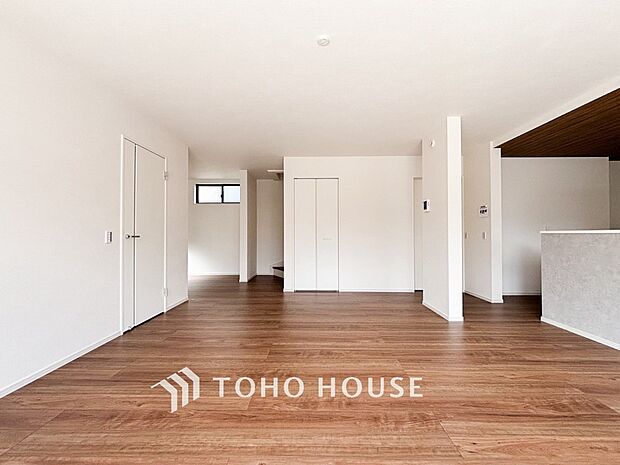 落ち着いた雰囲気に包まれた伸びやかな空間で、ゆったりと家族団らんの時間を過ごせます。