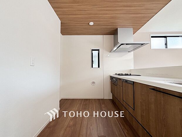 お手入れのしやすいすっきりしたシステムキッチンを採用しました。