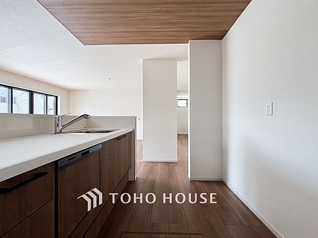 対面キッチンでリビングのご家族と会話を楽しみながらお料理できます。