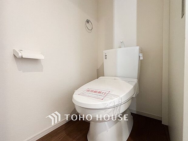 トイレはシンプルにホワイトで統一。多機能型の温水洗浄付きトイレを標準設置しています。